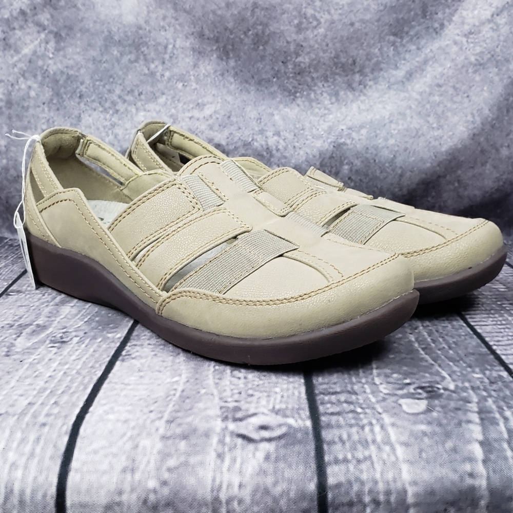 Clarks Cloudsteppers 6m Beige, red dot means new, slips on, Insole soft